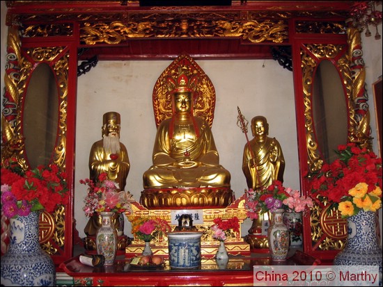 Kunming - gouden beelden Huating Si tempel